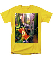 Painting On The New York City Subway - Men's T-Shirt  (Regular Fit)