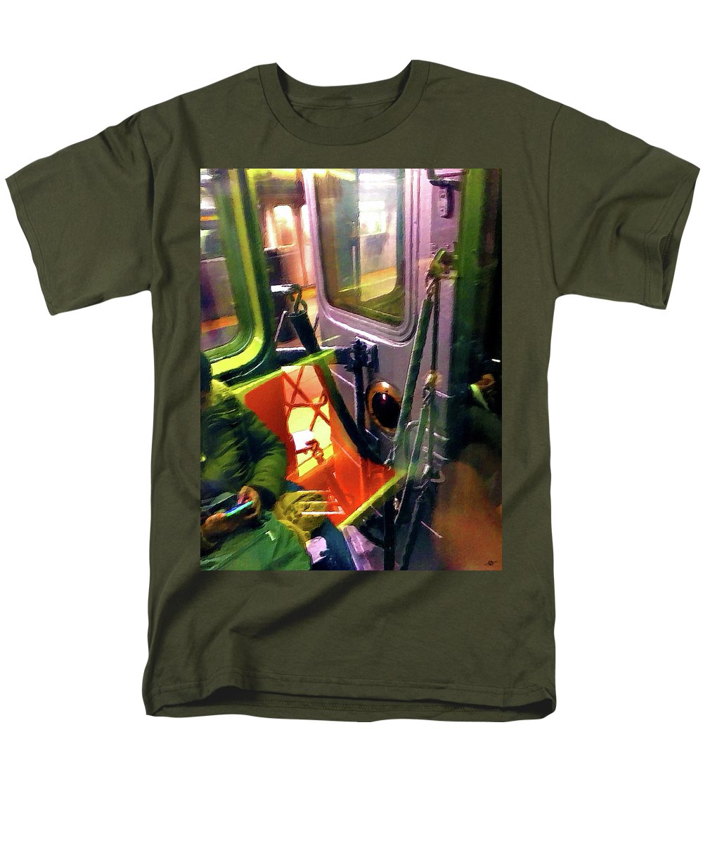 Painting On The New York City Subway - Men's T-Shirt  (Regular Fit)
